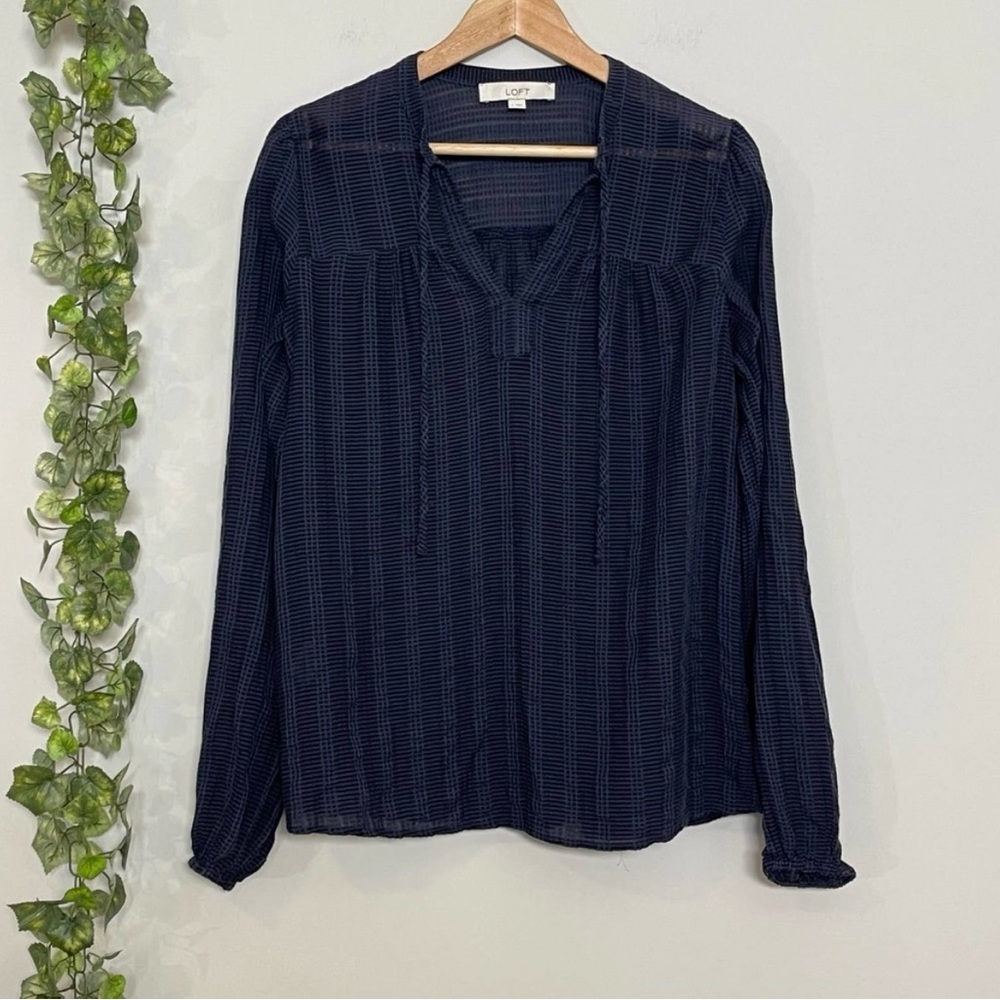 📦LAST CHANCE📦 Loft | Textured Navy Split Neck Blouse - Picture 4 of 9